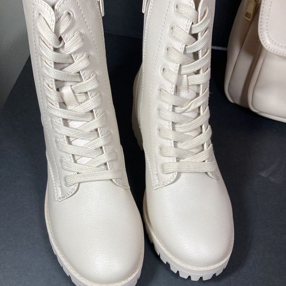 NWT ivory hiking boot by Raylee size 6.5 - Picture 3 of 8